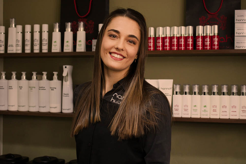 Mijn naam is Sharida Stevens, ik ben gediplomeerd allround schoonheidsspecialste/pedicure en ik werk met veel plezier en vol passie voor onze salon. In april 2017 heb ik mijn eigen schoonheidssalon geopend, Sinds Juni 2017 ben ik Hannah huidcoach en vervolgens heb ik in mei 2019 samen met Jella Kapsalon Jelsha geopend. Ik heb een sfeervolle en professionele salon waar professionaliteit en persoonlijke aandacht bovenaan staat. Intussen heb ik bindweefsel/pincement massage specialisatie,  een acné specialisatie en heb ik een aantal opleidingen gevolgd tot wimper –en wenkbrauw styliste.

Ik ben erg leergierig en daarom zal ik mij blijven ontwikkelen in nieuwe technieken om mijn assortiment uit te breiden en te verbeteren. Kennis vind ik erg belangrijk, daarom zorg ik ervoor dat ik jaarlijks cursussen en nascholingen doe om mijn kennis up-to-date te houden.